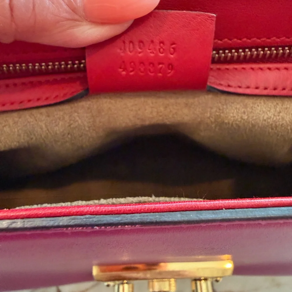 Gucci Padlock Leather Elegant Shoulder or Crossbody Bag